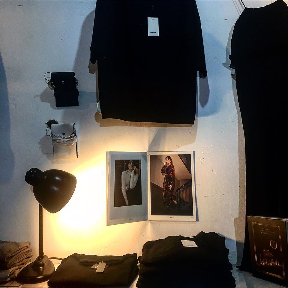 Viele schöne Pullover, Shirts, Kleider und Jeans für Damen