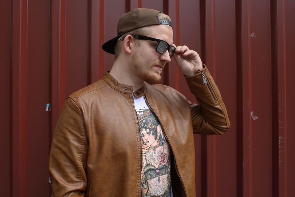 Dein Casual Outfit: T-Shirts, Kappen & Jacke