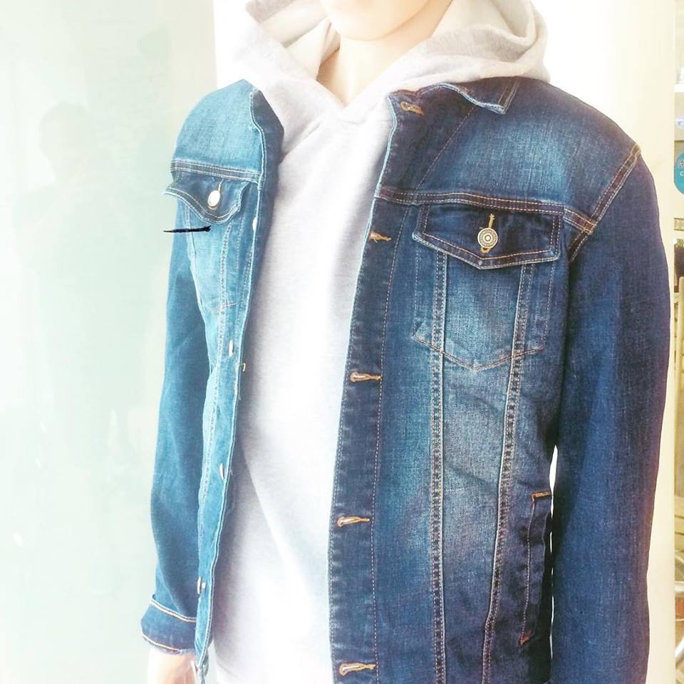 NEU eingetroffen und passend zum Wetter: Jeans Jacke für Herren und Pullover !