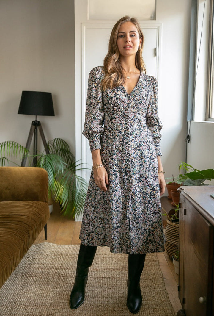 Robe longue à manches longues et col en V