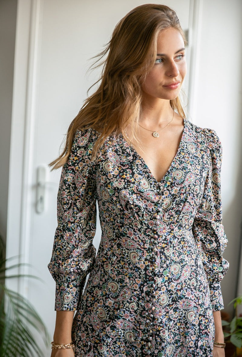 Robe longue à manches longues et col en V