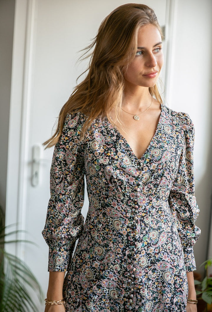 Robe longue à manches longues et col en V